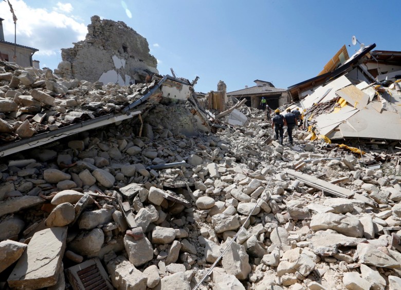 Se espera que el balance de fallecidos aumente a medida que los socorristas vayan llegando a las zonas más remotas. En la imagen, las ruinas de Amatrice luego del terremoto. FOTO Reuters 
