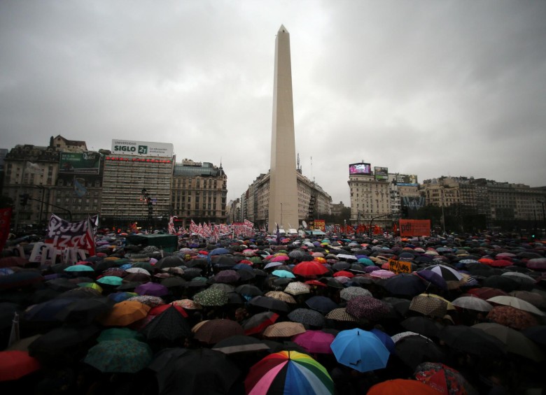 Pese a las lluvias, el obelisco de Buenos Aires concentró a miles de mujeres que se oponen a los feminicidios. FOTO reuters 