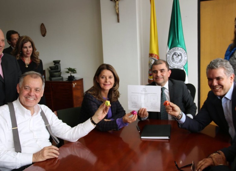 Los precandidatos de la coalición Uribe - Pastrana asistieron a la Registraduría a ratificar su solicitud de consulta para marzo. Fue sorteada la posición el tarjeta electoral. FOTO cortesía