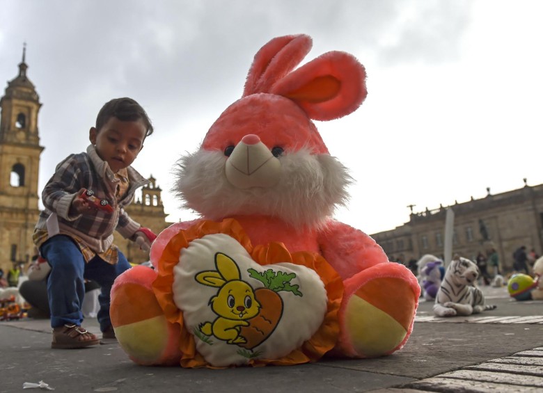 El plantón de peluches contra el abuso sexual a niños en Colombia
