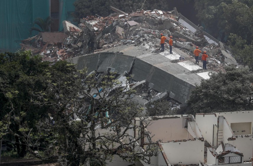 De manera controlada fue demolido el edificio que presentaba fallas estructurales de cálculo en su construcción y que llevaba evacuado varios meses por prevención a sus habitantes y vecinos. Foto: Manuel Saldarriaga