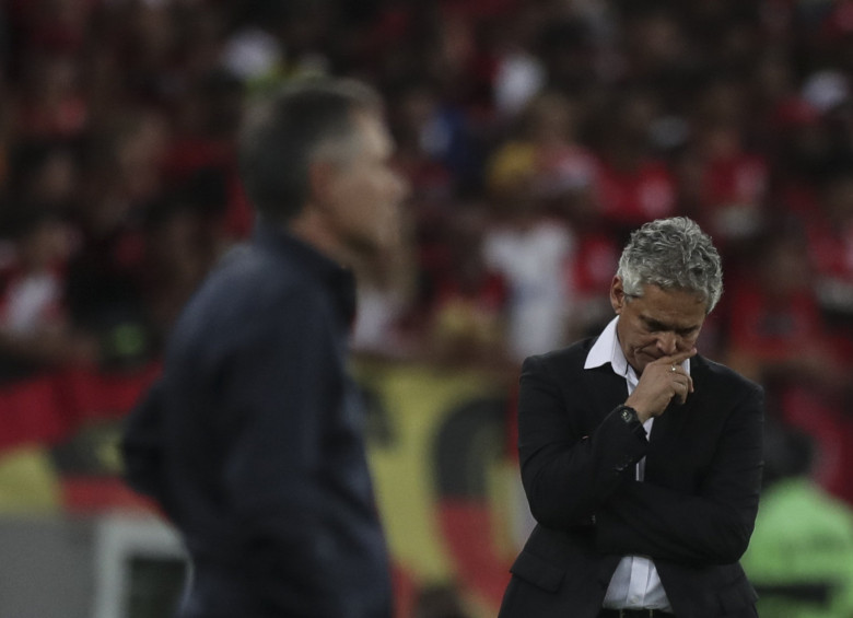En la imagen se observa al técnico colombiano Reinaldo Rueda con la tristeza de no conseguir el objetivo con Flamengo. FOTO efe