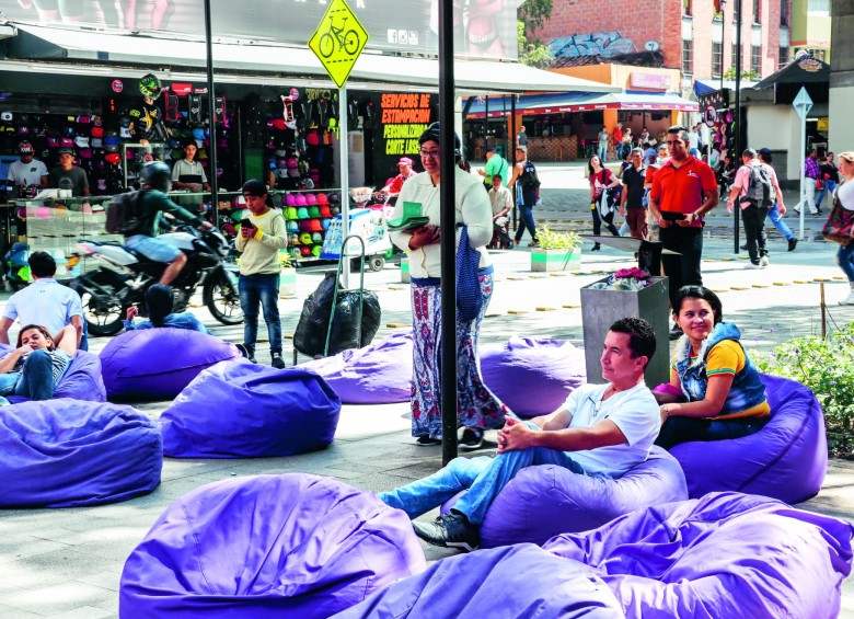 Cerca a la estación San Antonio del Metro adecuaron mobiliario para que las personas descansen. FOTO Róbinson Sáenz
