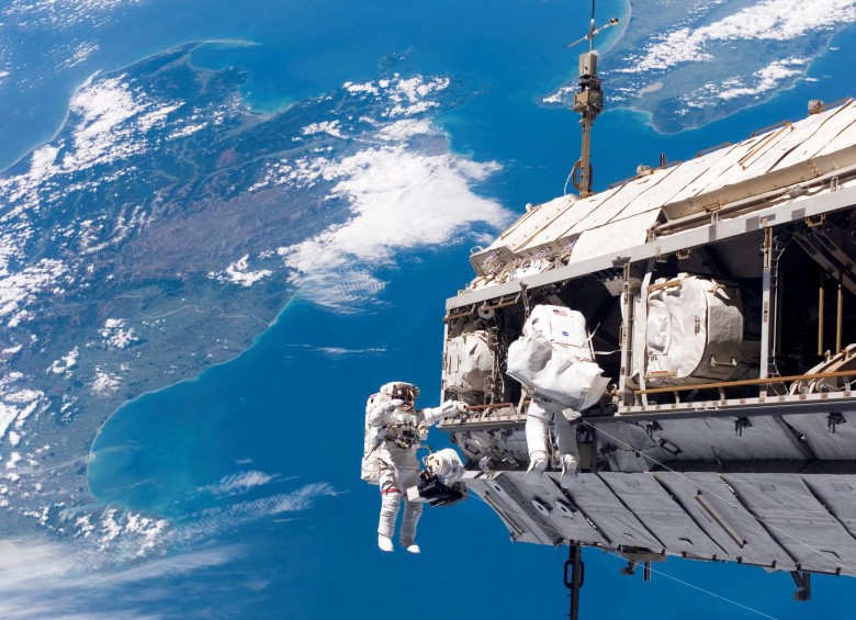 Astronautas fuera de la Estación Espacial. Hallaron bacterias. Foto Nasa