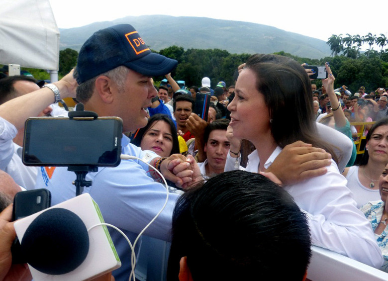 Durante la campaña el entonces candidato, Iván Duque, junto a la activista, María Corina Machado. FOTO EFE