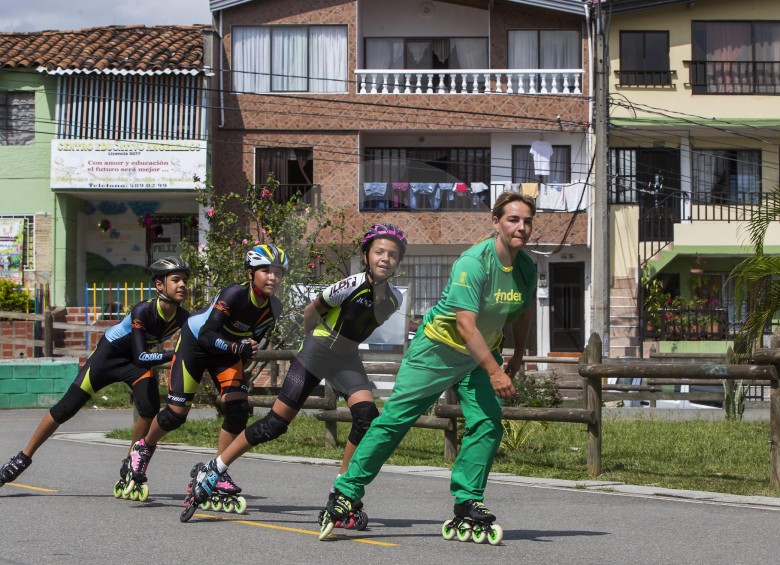 De la mano, así lleva Cielo a las niñas que llegan por primera vez a las clases de patinaje, pues como ella dice, lo importante es darles confianza para que rueden por sus sueños. FOTOs julio c. herrera