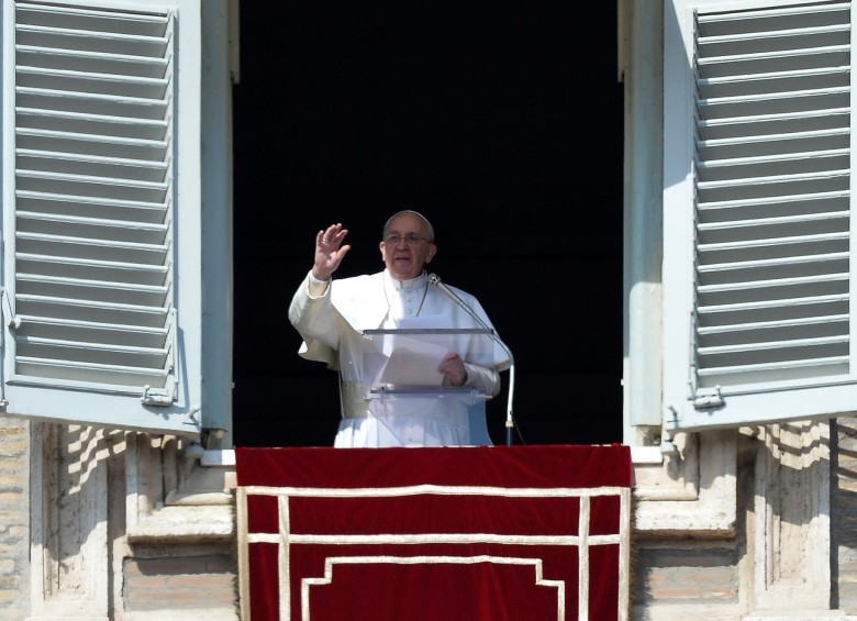 El papa Francisco exhortó este domingo a rechazar la violencia en Venezuela. FOTO AFP