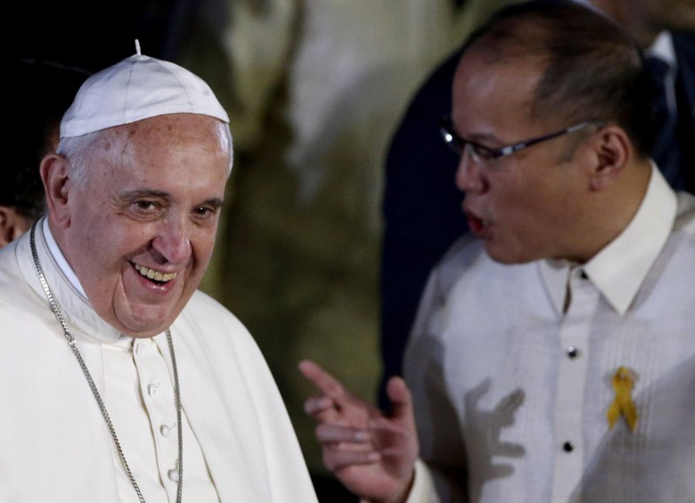 Francisco llegó a Filipinas y fue recibido por el presidente Benigno Aquino III. FOTO Reuters