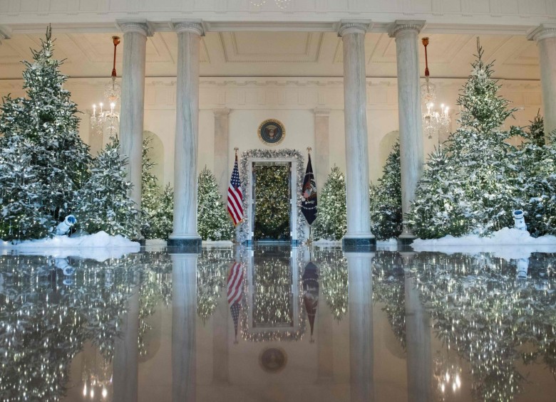 La primera decoración navideña de la familia del presidente Donald Trump en la Casa Blanca se presentó este lunes y lleva el sello personal de la primera dama, Melania Trump, marcado por la tradición y las evocaciones a anteriores Gobiernos. FOTO AFP