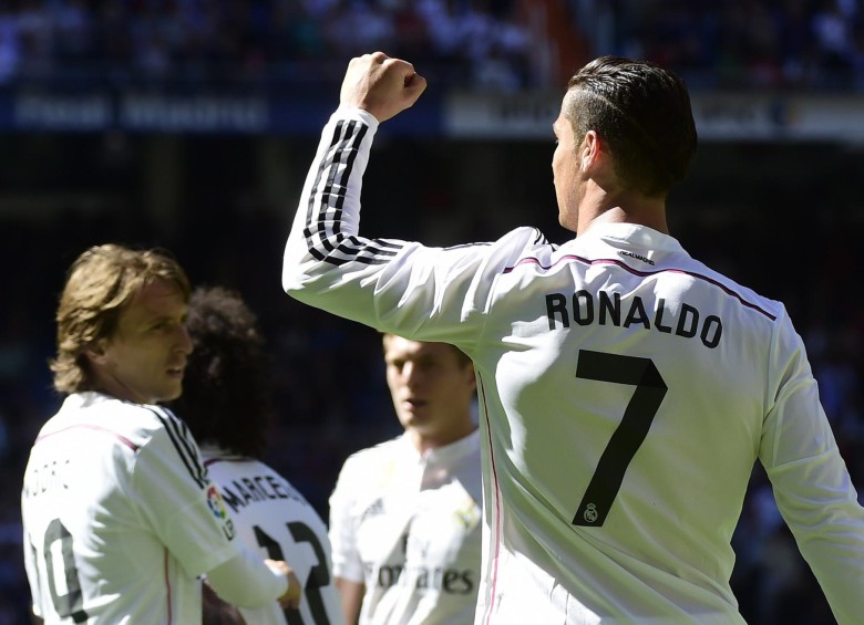 El portugués Cristiano Ronaldo se convirtió este domingo, ante el Granada, en el primer jugador que marca cinco tantos en un partido de la Liga BBVA desde que lo consiguió el colombiano Radamel Falcao. FOTO AFP