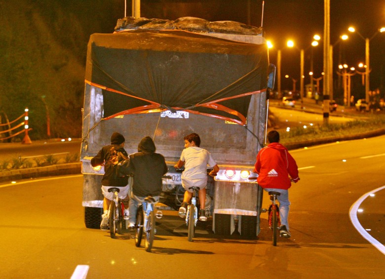La hipótesis de las autoridades es que el ciclista, al parecer, venía pegado de un camión. FOTO ARCHIVO ESTEBAN VANEGAS