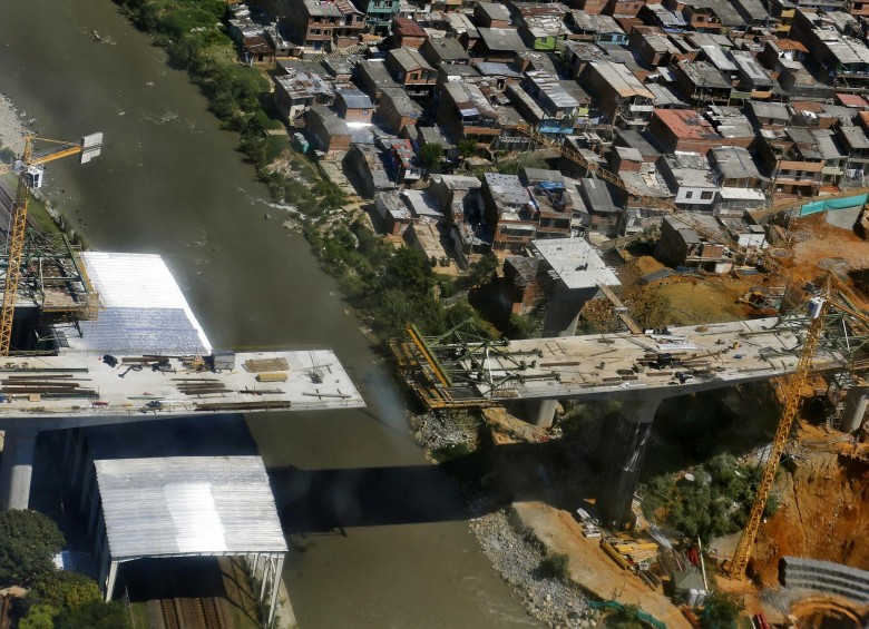 Sorprendente se ve el avance de las obras del puente de la Madre Laura, cuya estructura ya cruza el río. FOTO juan antonio sánchez