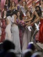 Paulina celebra con sus compañeras la corona de Miss Universo. FOTO AP