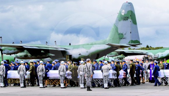 En la base aérea de Cacom 5, en Rionegro, finalizó la despedida de los héroes de Chapecó, que venían por la gloria y encontraron la muerte. FOTOS Esteban Vanegas