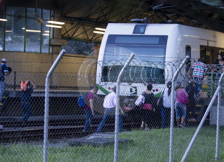 Al llegar a Industriales estos pasajeros debieron trepar a la plataforma, porque había un tren estacionado.