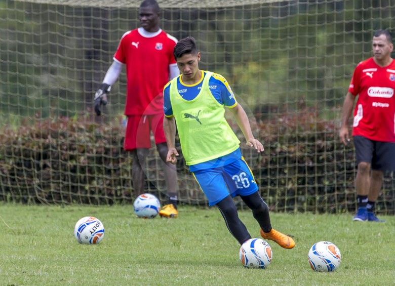 Bryan Castrillón se ha integrado perfectamente con el resto de sus compañeros, le imprimió alegría al grupo, y en la cancha expresa ese mismo sentimiento con su fútbol. FOTO juan antonio sánchez