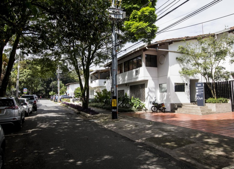 Casas blancas, con puertas y ventanas de madera, predominan en la zona. Las calles han sido demarcadas por la Alcaldía de Medellín con celdas de estacionamiento regulado. FOTOS JAIME PÉREZ