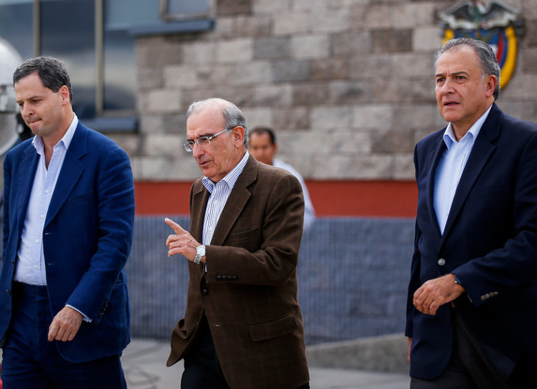 El general y ministro para el Postconflicto, Óscar Naranjo, junto a Humberto de la Calle y Sergio Jaramillo. FOTO COLPRENSA