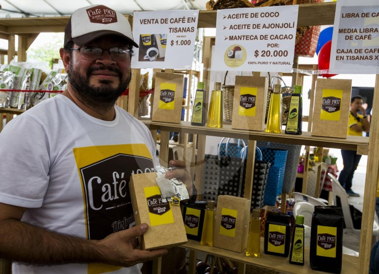 No es fácil, desde una casa, crear una marca de café propia, con tecnologías innovadoras y que tenga impacto en una región como Antioquia. Carlos Mario Rave lo logró. FOTO Julio César Herrera