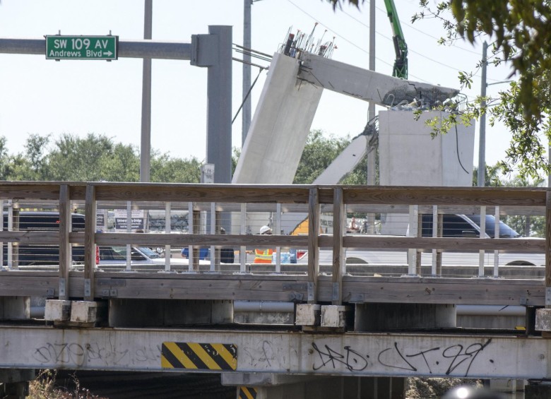 Un puente peatonal en Miami colapsó este jueves sobre una avenida de seis carriles y aplastó varios vehículos. FOTO EFE