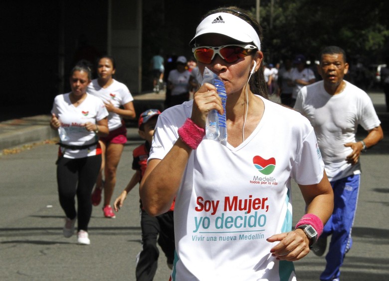 En Medellín, 154 hombres acompañaron a las mujeres en la carrera deportiva. FOTO donaldo zuluaga
