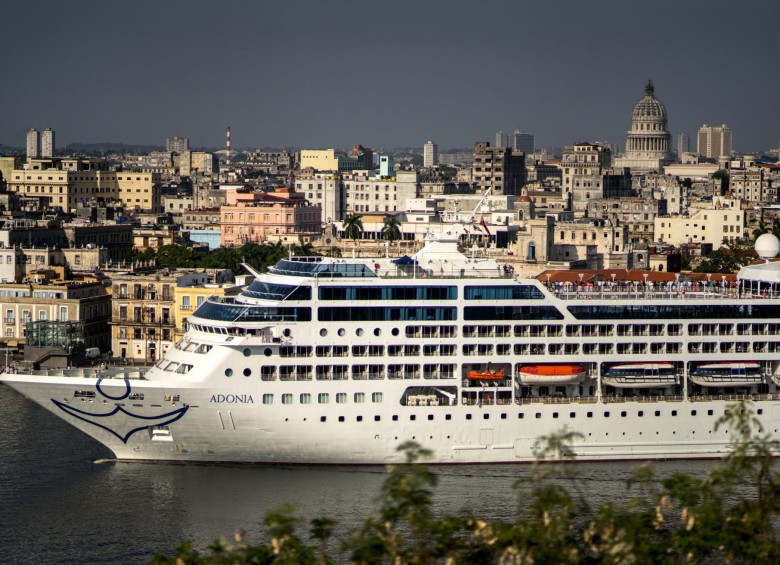 El buque “Adonia”, de la compañía Fathom, filial de la empresa Carnival, llegó este lunes a La Habana. FOTO AFP