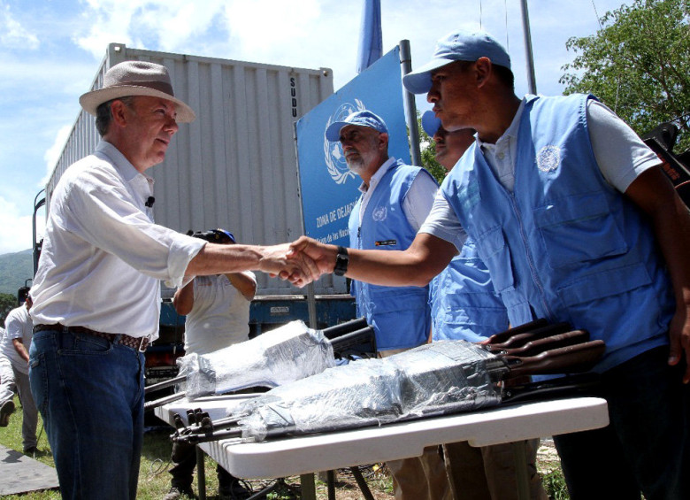 El Jefe del Estado colombiano agradeció a los observadores y funcionarios de la ONU durante las tres etapas de la entrega de armas. FOTO: Efe