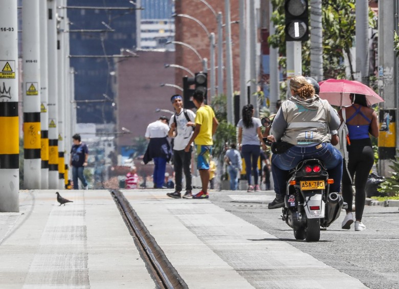 Motos invaden la vía exclusiva del Tranvía de Ayacucho, calle 49 con carrera 32. Foto: Róbinson Sáenz