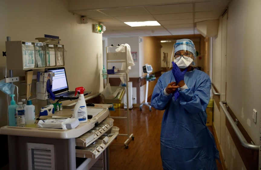 Una enfermera se pone un equipo de protección antes de atender a un paciente infectado con coronavirus en la UCI del hospital privado Peupliers en París. FOTO: AFP
