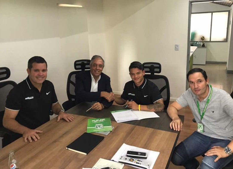 Ronaldo Lucena firma el contrato con Atlético Nacional. FOTO @nacionaloficial