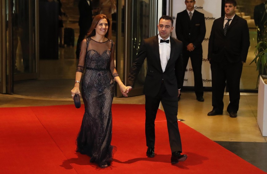 El exjugador del Barcelona Xavi Hernández (d) y su esposa Núria Cunillera (i). FOTO EFE