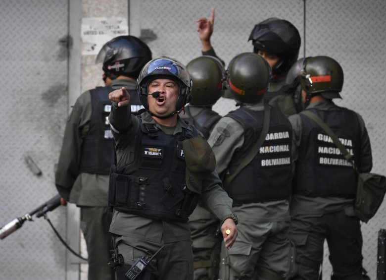 Ayer se presentaron manifestaciones en el barrio de Cotiza, en Caracas, que fueron reprimidas por la Guardia Nacional. FOTO AFP