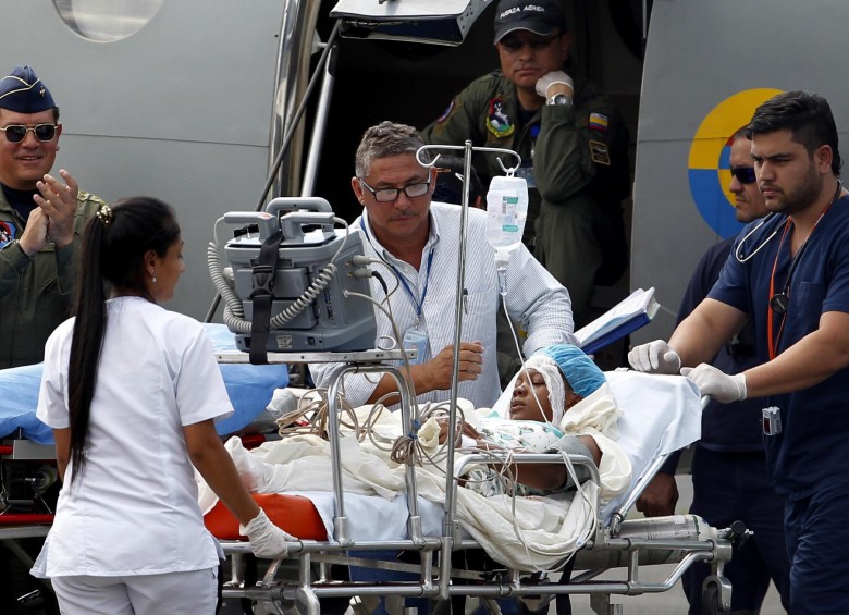 A las 3:00 de la tarde llegó al aeropuerto Olaya Herrera, Marinela Murillo Moreno, la mujer que sobrevivió cinco días en la selva chocoana tras el accidente de una avioneta. FOTO JAIME PÉREZ