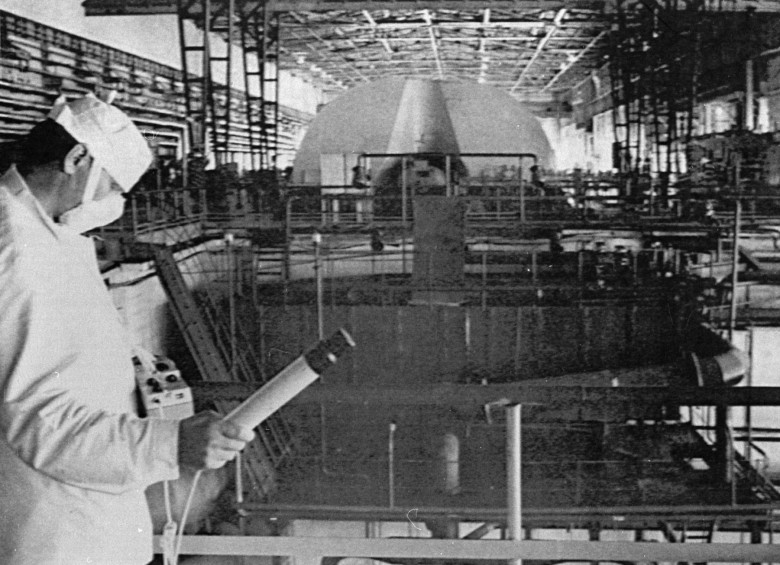 Un trabajador de la central nuclear de Chernóbil. FOTO: REUTERS