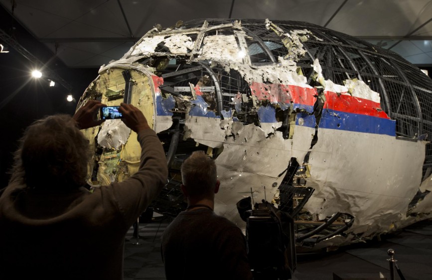 Para realizar el informe final, las autoridades reconstruyeron el avión con las partes encontradas. FOTO AP
