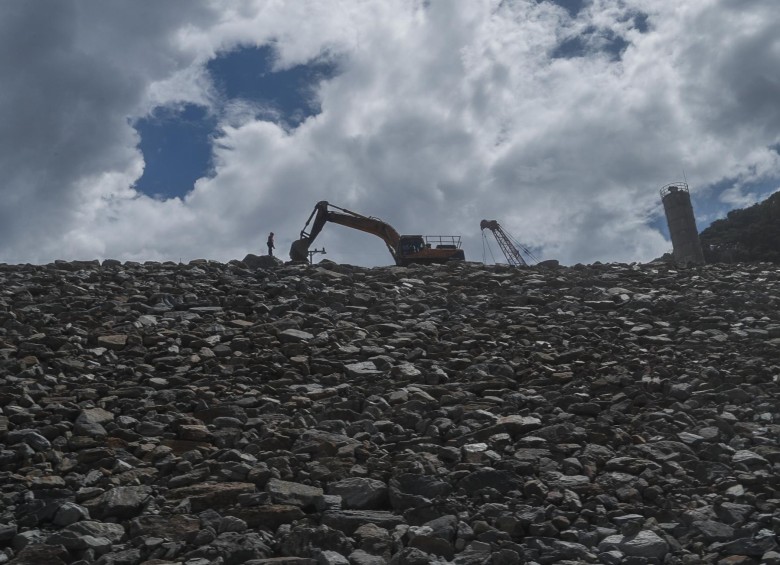 Incremento progresivo del embalse, por mayores caudales del río Cauca, permitiría rebosar las aguas por el vertedero en noviembre.Fotos: Manuel Saldarriaga Quintero.