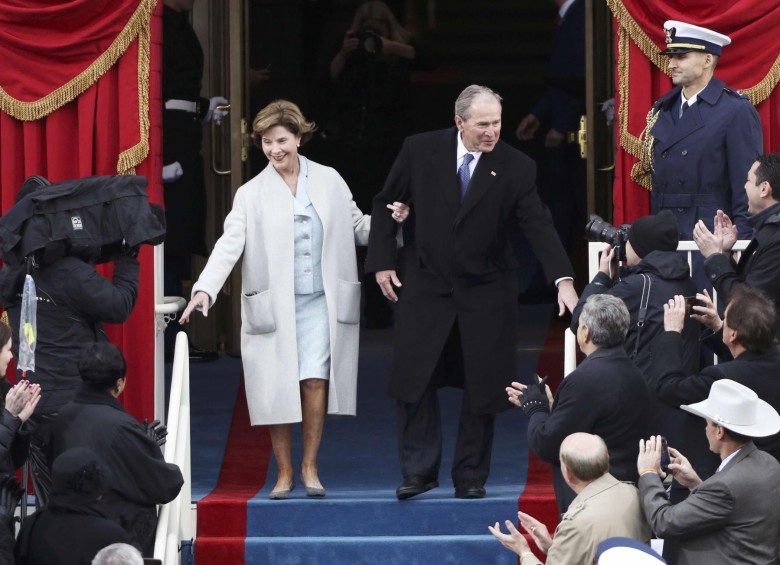 El expresidente George W. Bush junto a su esposa en la ceremonia. FOTO REUTERS