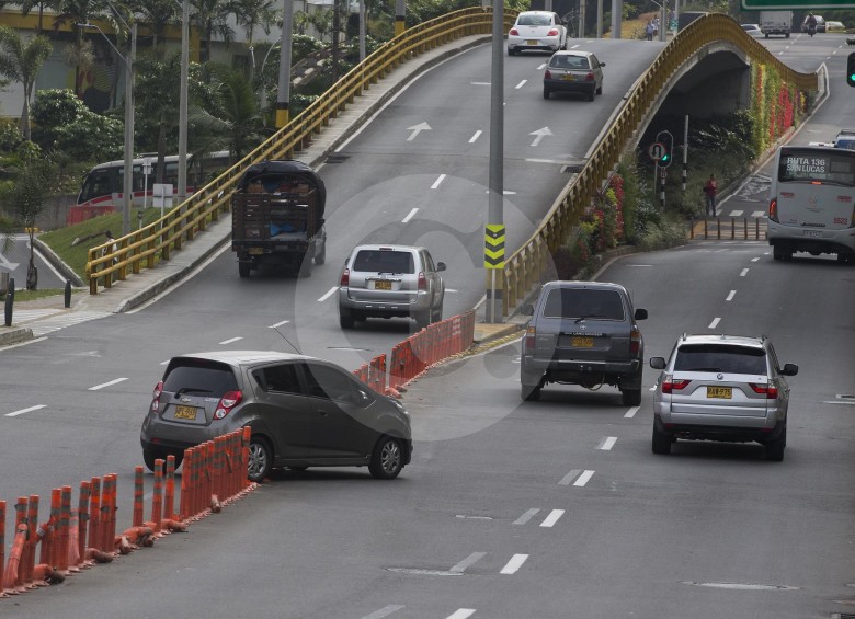 Al salir del centro comercial, algunos autos atraviesan la transversal Inferior, violando restricciones viales. FOTO donaldo zuluaga