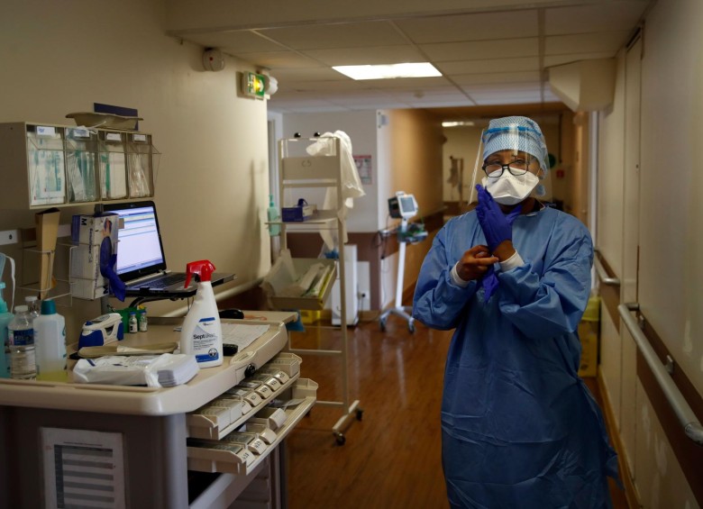 Una enfermera se pone un equipo de protección antes de atender a un paciente infectado con coronavirus en la UCI del hospital privado Peupliers en París. FOTO: AFP
