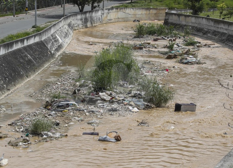 Con el fin de evitar desbordamientos, el Municipio de Bello canalizó varios tramos de la quebrada la García en la zona urbana, pero preocupan la basura y la sedimentación. FOTO Róbinson Sáenz