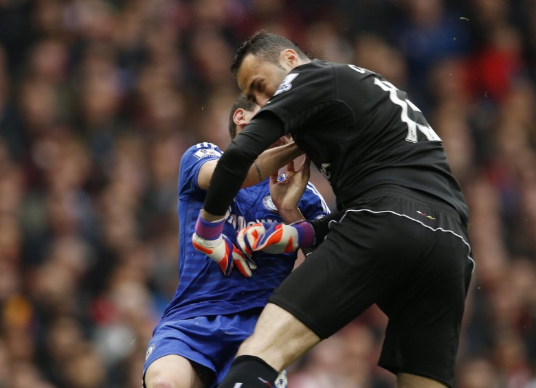 Por este choque entre David Ospina con el brasileño Oscar, el Chelsea pidió penal. FOTO Reuters