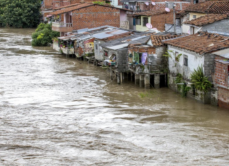 El río Cauca inundó varios barrios de Bolombolo y La Pintada, y arrastró a un joven en el municipio de Concordia. Foto: Juan Antonio Sánchez Ocampo