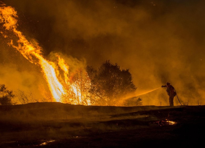El incendio de grandes proporciones se originó producto de la larga sequía. FOTO AFP