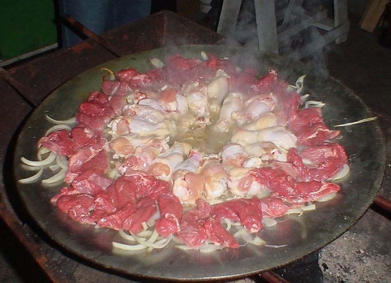 Los embutidos con carne de “chucha” o zarigüeya, mezclados con carne de pollo, fueron la sensación en el corregimiento de Robles en el municipio de Jamundí. FOTO agenciadenoticias.unal.edu.co
