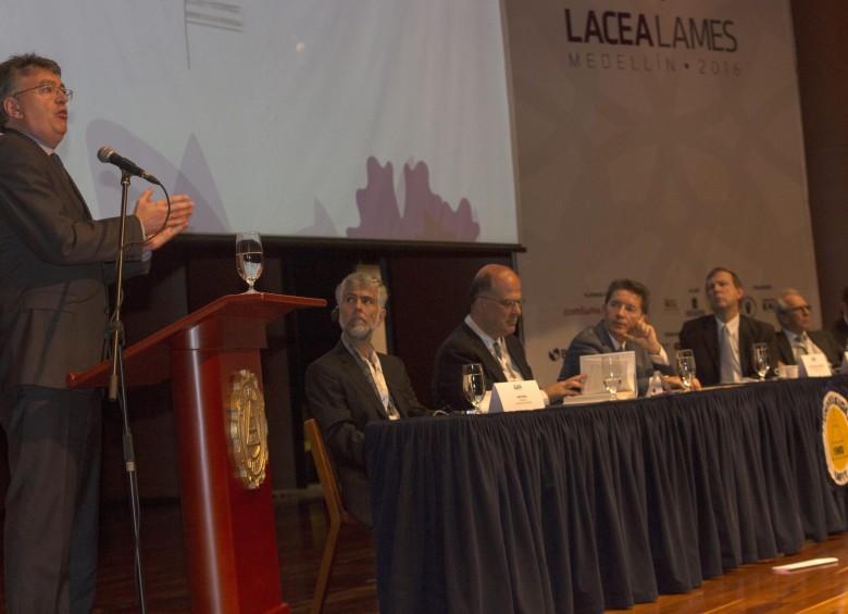 El ministro de Hacienda, Mauricio Cárdenas, valoró el aporte de la academia para las decisiones de política pública. Crédito: Manuel Saldarriaga