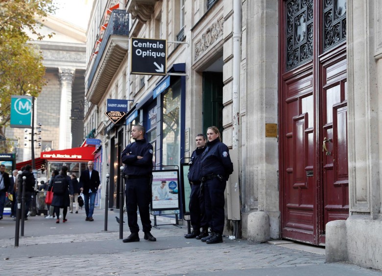 La policía francesa permaneció en las afueras del apartamento de lujo en el que se hospedó Kim Kardashian. FOTO: AFP.
