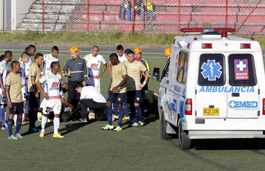 La ambulancia tuvo que ingresar hasta el terreno de juego porque Óscar Rodas quedó inconsciente. FOTO: JUAN ANTONIO SÁNCHEZ