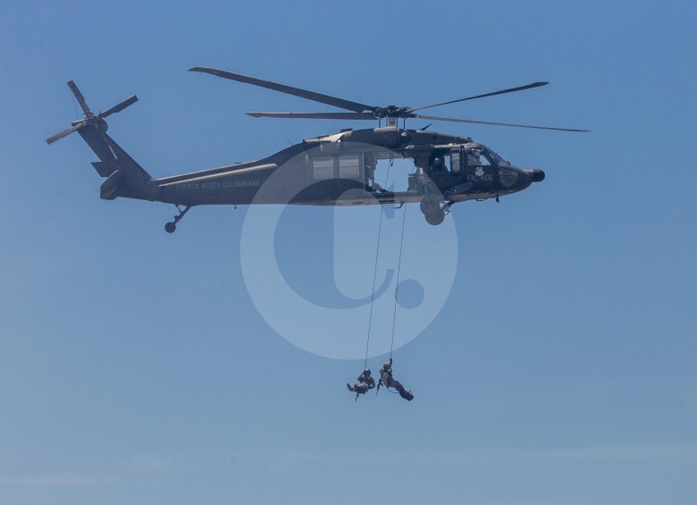 El helicóptero MH-60L Angel de la Fuerza Aérea Colombiana ejecutó maniobras y simulacro de rescate.