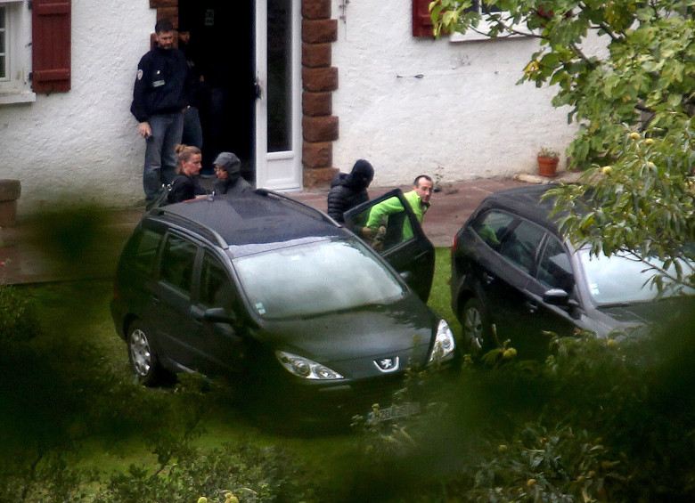 Las fuerzas de seguridad detuvieron en Francia a dos de los presuntos jefes de Eta, David Pla e Iratxe Sorzábal. FOTO AP