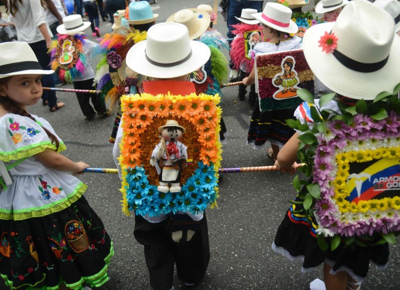 Más de 2.000 niños silleteros desfilaron este sábado por las calles de Medellín con sus adornos florales para mantener una conexión con sus tradiciones, en el marco de la edición 59 de la Feria de las Flores. FOTO AFP